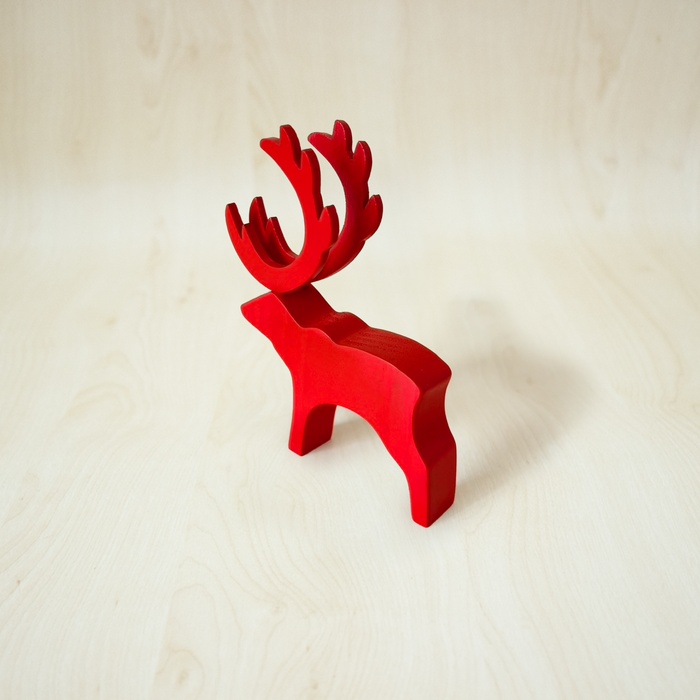Karahka reno rojo decorativo de madera