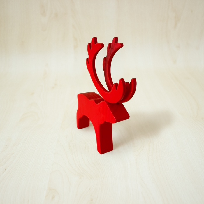 Karahka reno rojo decorativo de madera