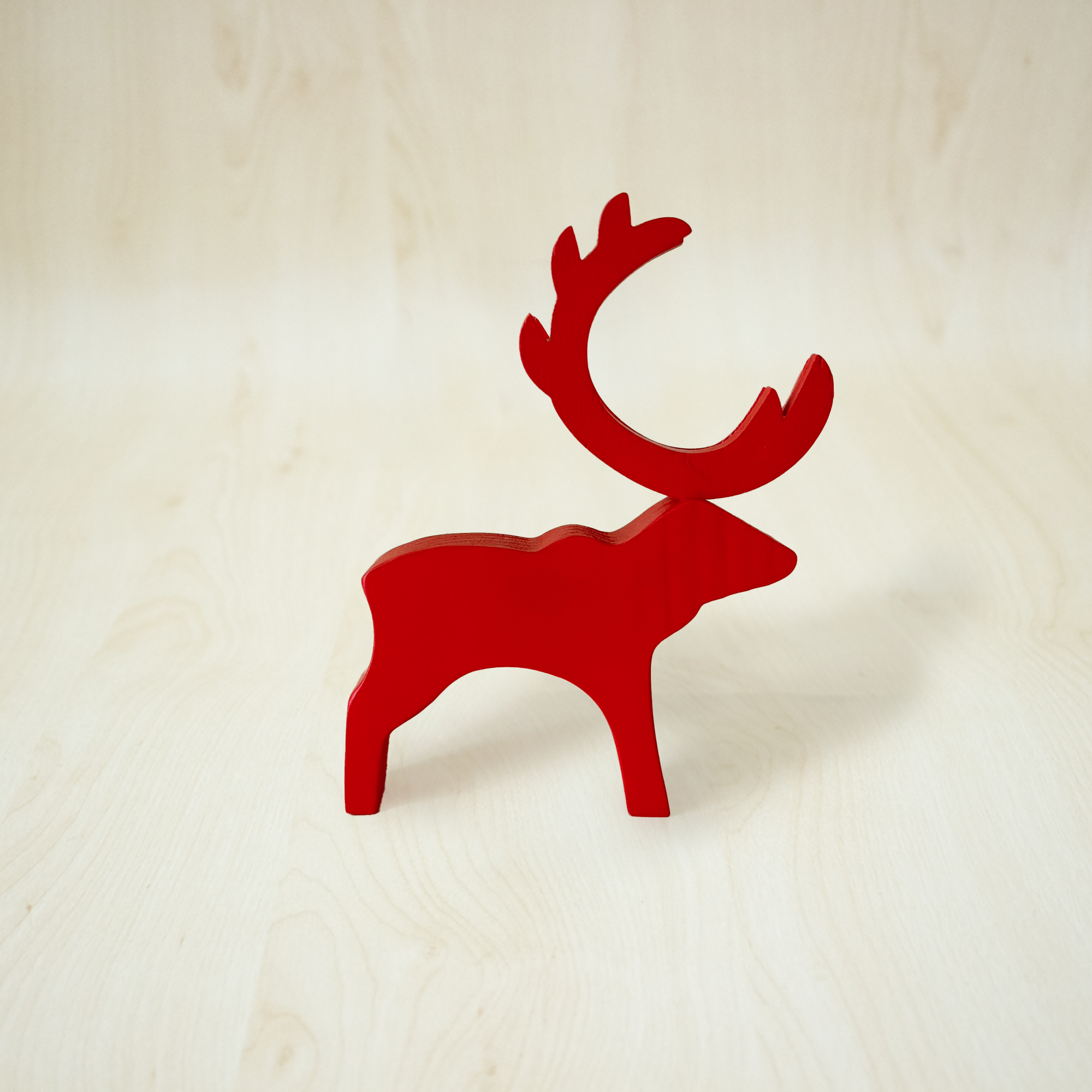 Karahka reno rojo decorativo de madera